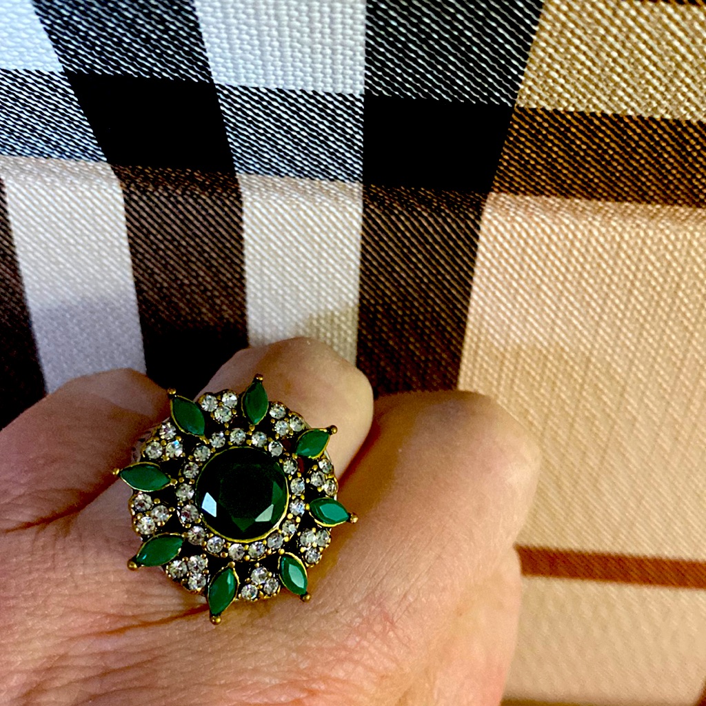 Vintage Beautiful Green Gem Crystal Two Tone Metal Ring 149$